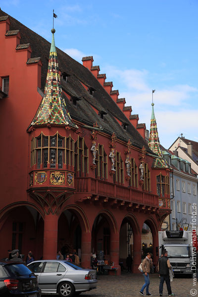 Freiburg historisches Kaufhaus in Rot M�nsterplatz Architektur Foto