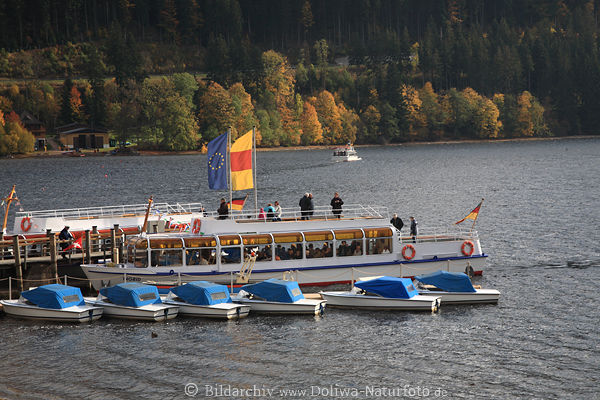 Titisee Schifffahrt Wasser Boote Hochufer Bume Herbst-Landschaft Schwarzwald
