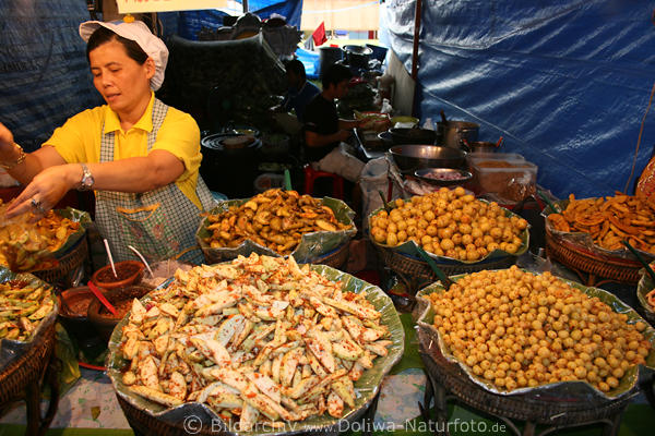 Thai-Marktstand thailändisches Essen Verkäuferin exotische Nahrung in Schüsseln
