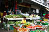Thailand Gemüsemarkt & Obstmarkt in Bangkok Foto: Thai Verkäuferinnen an Marktständen in Ostasien