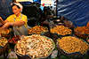 Thai-Markt Verkäuferin & Marktstand mit thailändischem Essen, exotische Nahrung in Schüsseln