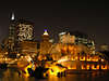 bd_chicago67_ Chicago bei Nacht Reisebild: Fontänen Wasser vor Wolkenkratzer Nachtlichter über USA City
