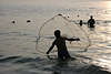 Thai Wurfnetzfischer wirft Wurfnetz ins Wasser in Phuket